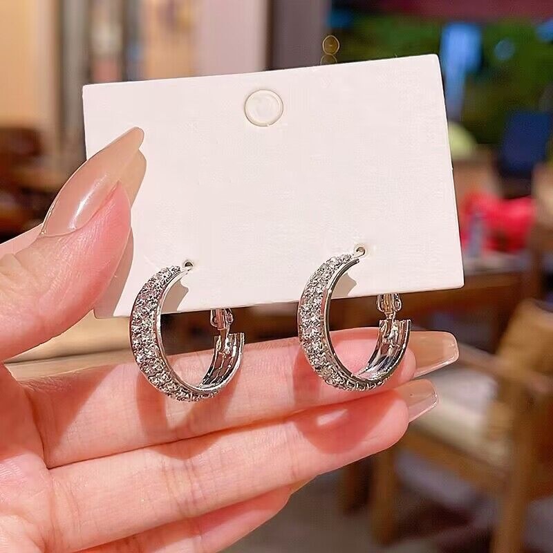 Golden sophisticated elegant fashionable earrings