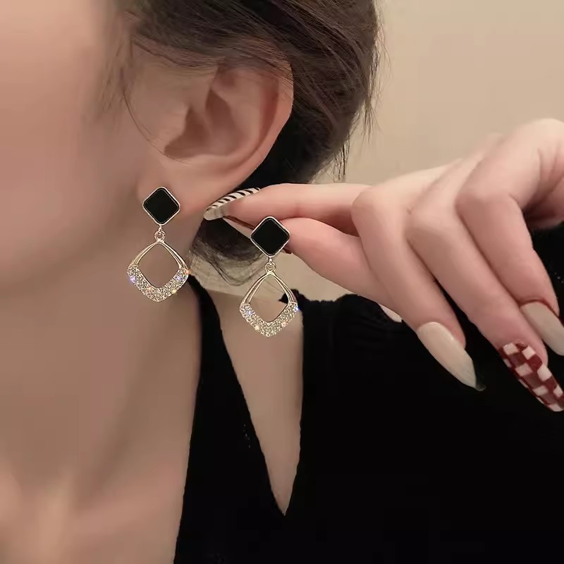 日本と韓国スタイルのファッション S925 シルバー針シンプルなニッチデザイン幾何学的なダイヤモンドのイヤリングインターネットセレブの気質ハイエンドの女性|undefined