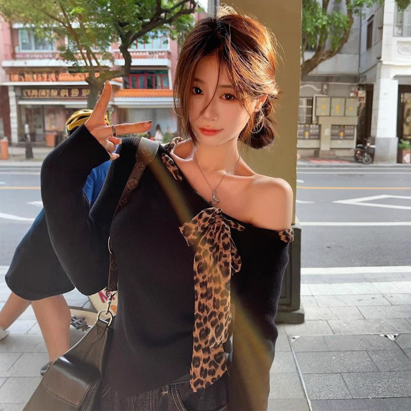 Black Slanted Shoulder Ribbon Long-Sleeved Lace-Up T-Shirt Bottoming for Women with Autum Design Sexy Pinch Waist Leopard Print Top