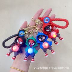 クラシックトレンディ点滅スパイダーマン立体人形車のキーホルダーペンダントナイトマーケットカップルギフト卸売