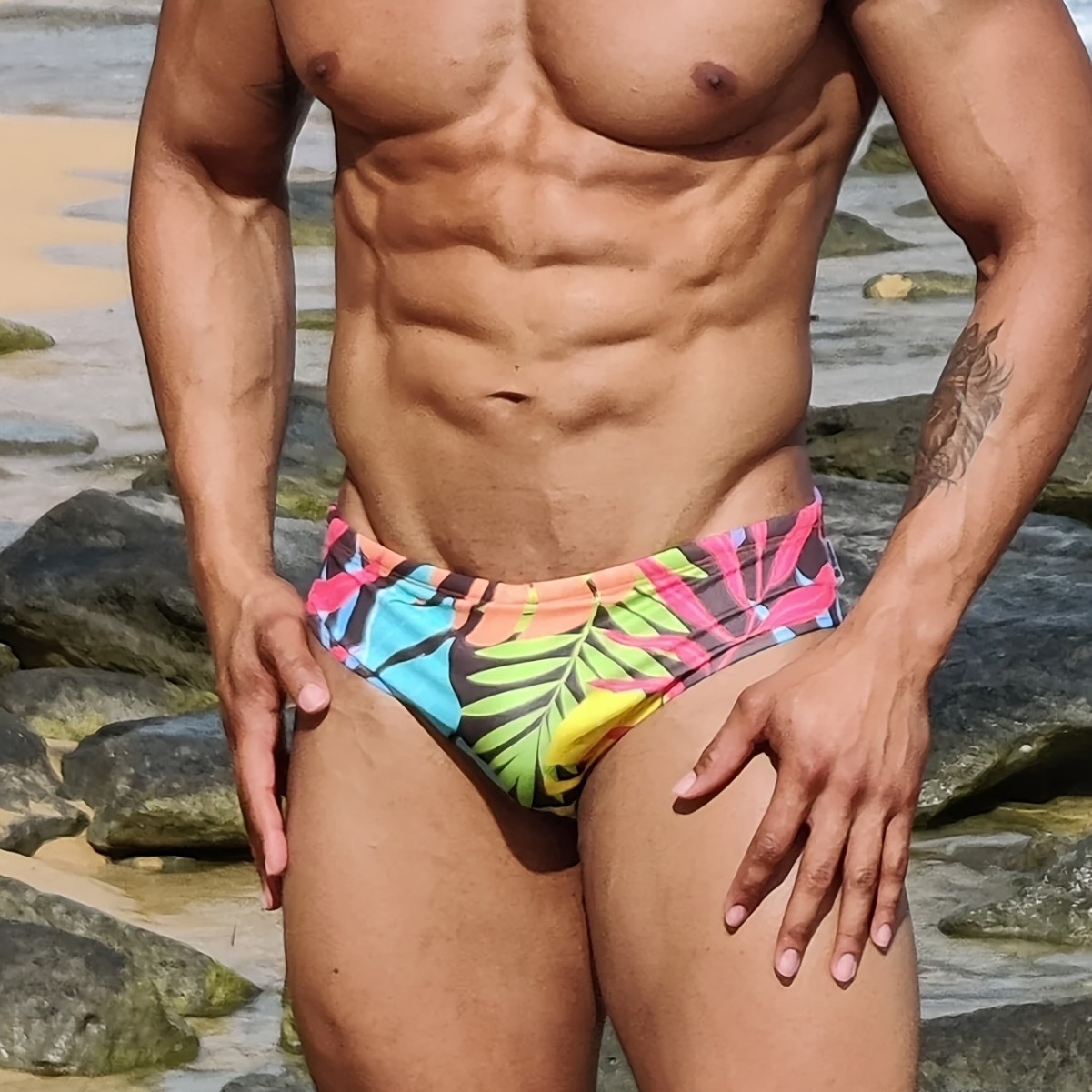 2025 New Fashion Printed Men's Low Waist Triangle Anti-Embarrassment Swimming Trunks Sexy Tropical Printed Beach Pants Tight