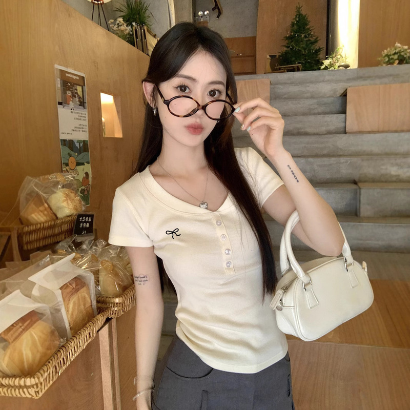 2025 Summer New Korean Style Shoulder Button Design Sense Embroidered Short-sleeved T-shirt Women's Slim-fit Student V-neck Top Trendy