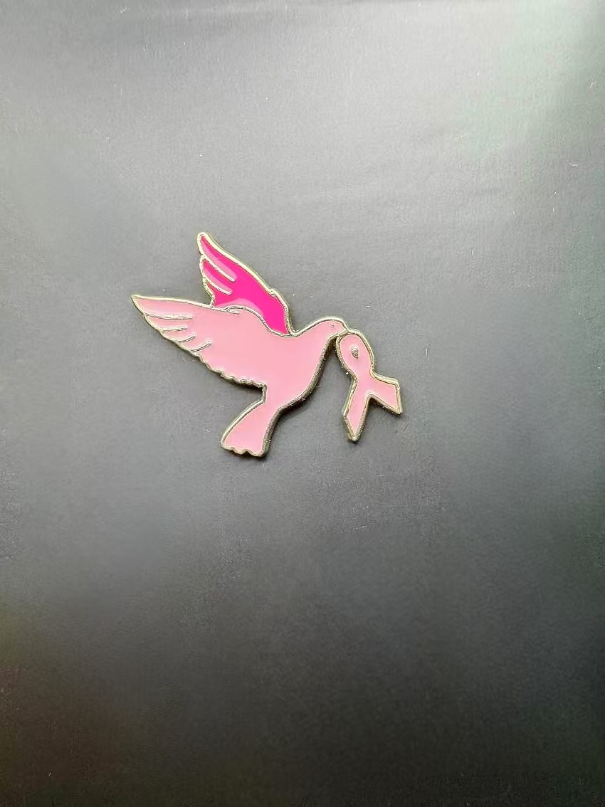 Broche promotionnelle avec logo du Ruban Rose International, symbole de sensibilisation au cancer du sein_voghion.com