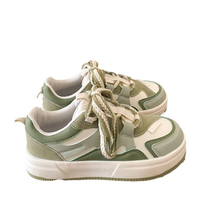 Pequeños zapatos blancos para mujeres 2024 primavera y otoño nueva moda universal zapatos de padre para mujeres de suela gruesa nicho zapatos de skate para mujeres