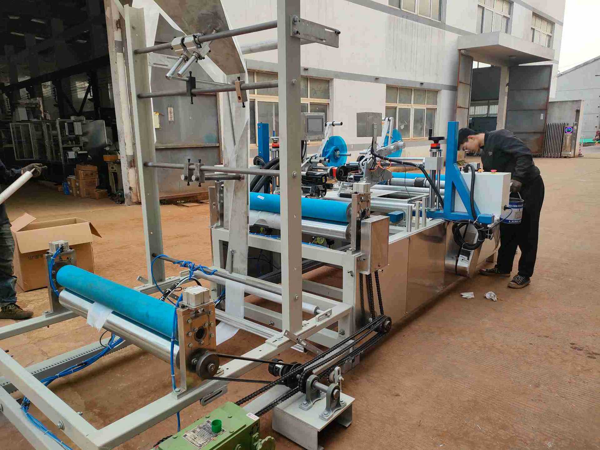 1峻龙机械做一次性手术床单机 无纺布美容打孔垫单折叠机 孔巾机