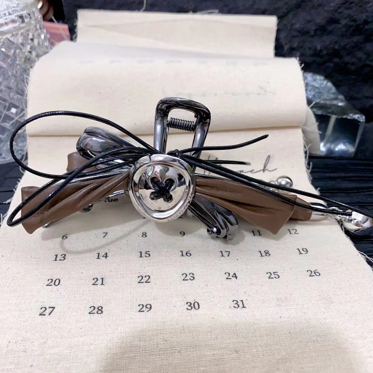 Title 8, Presilha de cabelo Metal Leather Love Girl com ...