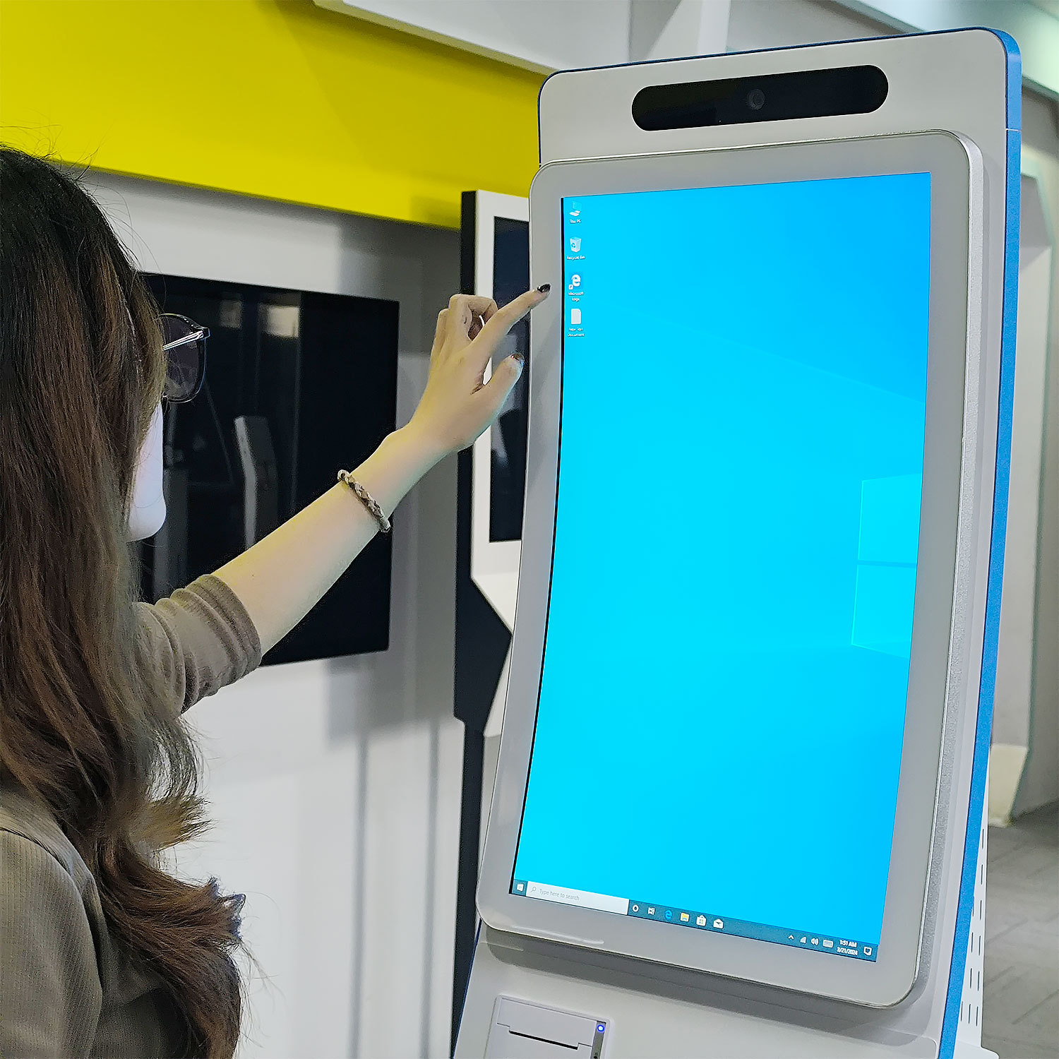 工厂直销23.6寸高清曲面屏金融服务终端机营业厅分流语音提示机