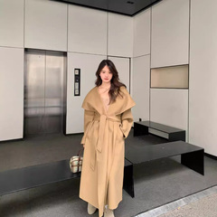 あち大も池のキャメルケースの両面です。コートの女性の冬のウールの大きい襟はだらだらしています。