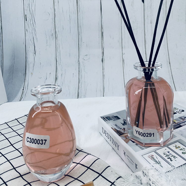 厂家供应批发厚底晶白料150ml圆形，八角形香薰瓶玻璃香水瓶