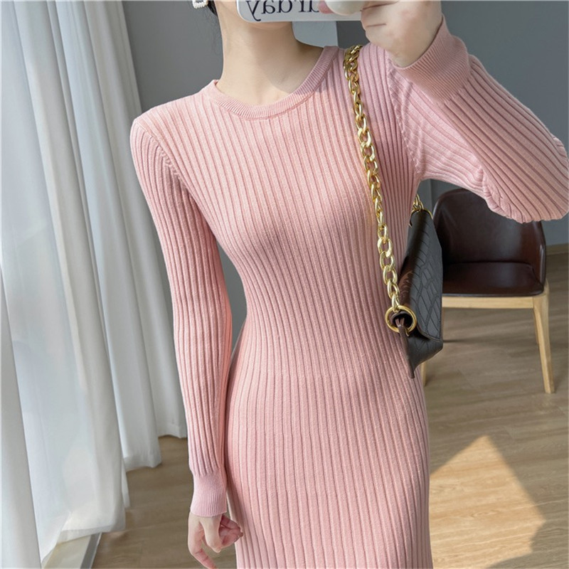 Herbst Fischschwanz Strickkleid Damen, mittellang über dem Knie, Basislage und schmale Passform, gepaart mit einem Pelzmantel für_voghion.com
