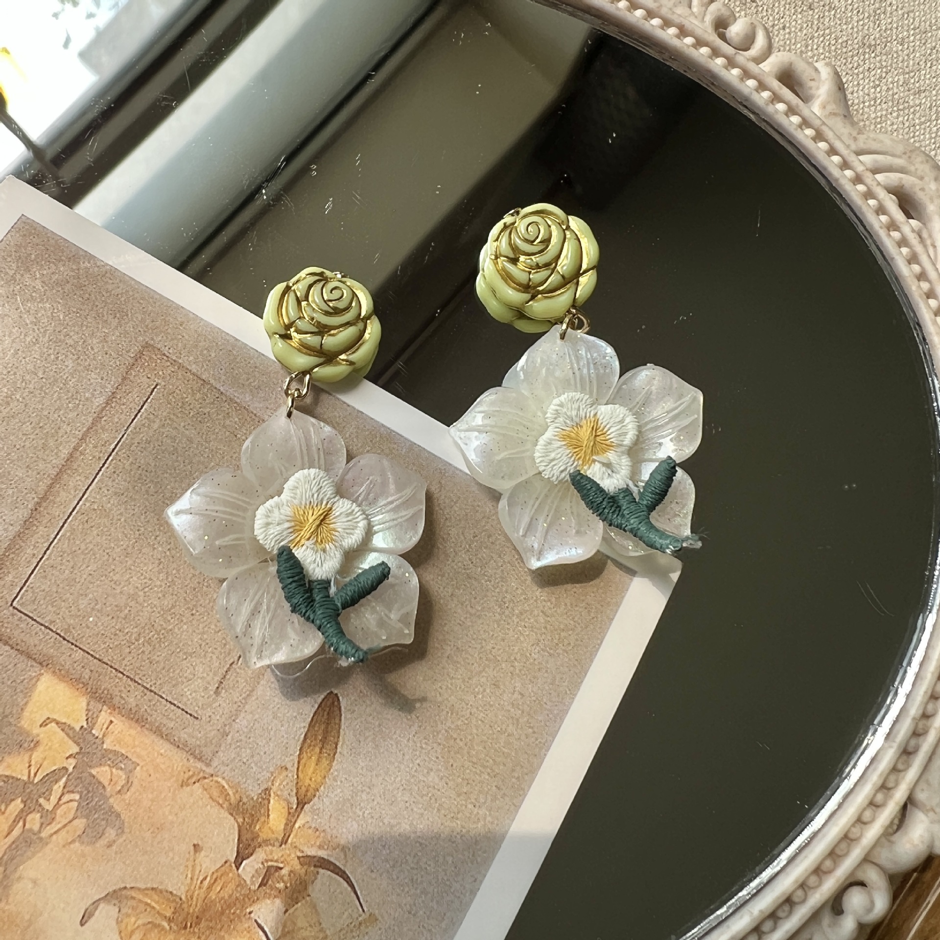 Retro green cute earrings