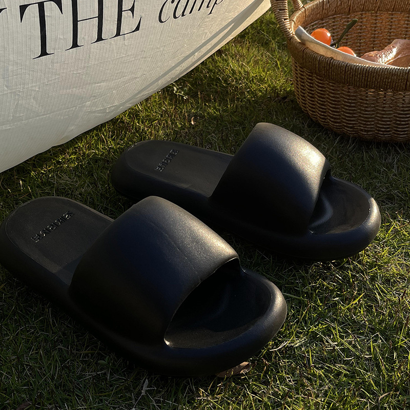 Zapatillas mujer transpirable fondo grueso y suave eva hogar interior antideslizante y desodorante ropa exterior de baño verano sandalias y zapatillas de hombre al por mayor