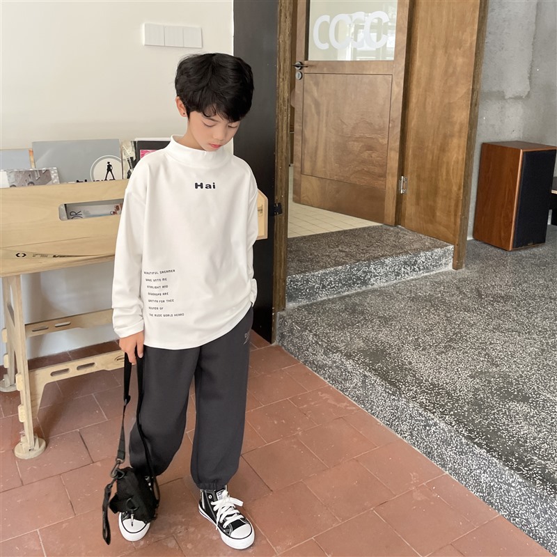 Camisa de fondo de estilo occidental para niños 2023 Otoño e Invierno nuevos niños estilo coreano Camiseta de manga larga para niños de terciopelo medio y niños grandes