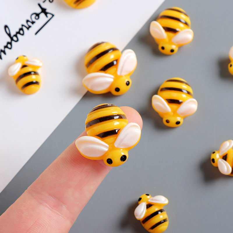 Cartoon Bee Resin Accessories DIY Decoration Patches for Phone Cases, Hair Clips, Toys, Clogs, and Brooches Cartoon Bee Resin Accessories DIY Decoration Patches for Phone Cases, Hair Clips, Toys, Clogs, and Brooches