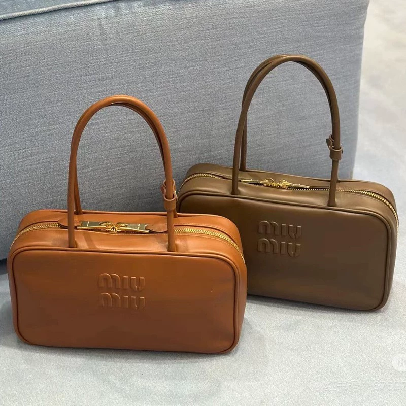 2025miu Новойетка хендсотипруно? (Note: The third contains brand-like text 'miu' and 'Houndstooth' which translates as клетчатая узор? Let's translate sensibly)