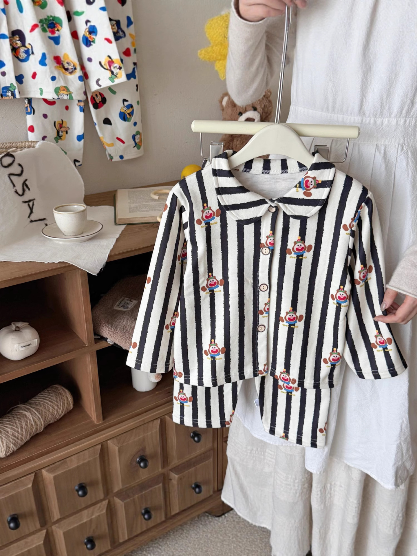 Niños primavera y otoño pijamas de terciopelo niños dibujos animados manga larga juego de ropa de casa dos juegos de cardigans con solapa