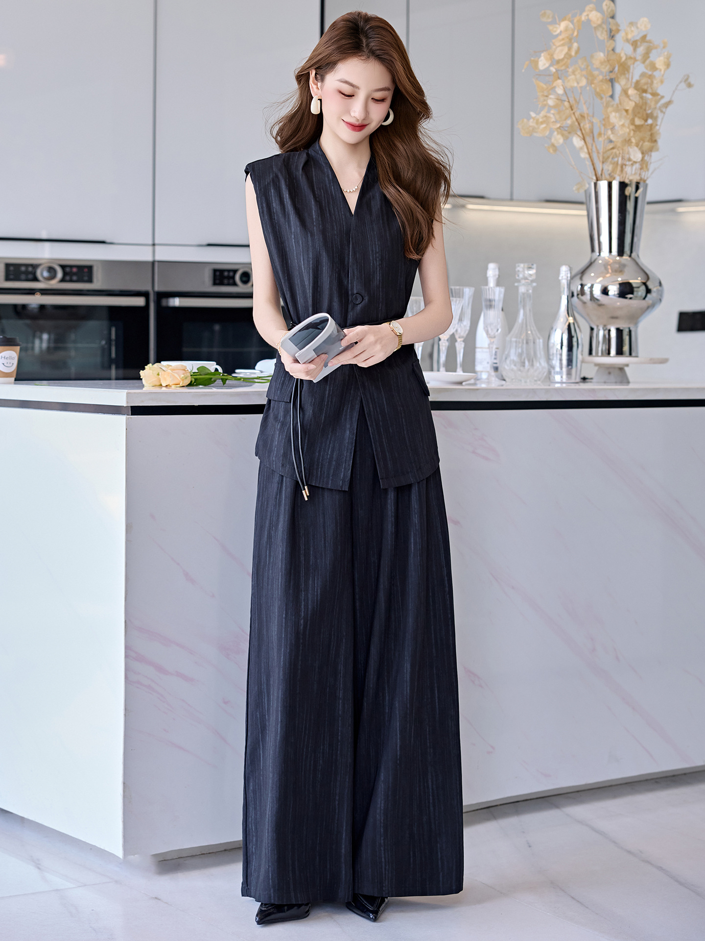 Bộ vest nữ không tay quần ống rộng cao cấp mùa hè 2025 – Áo khoác vest không tay kết hợp quần ống rộng hai mảnh HR1170 — Màu đen, Màu trắng be