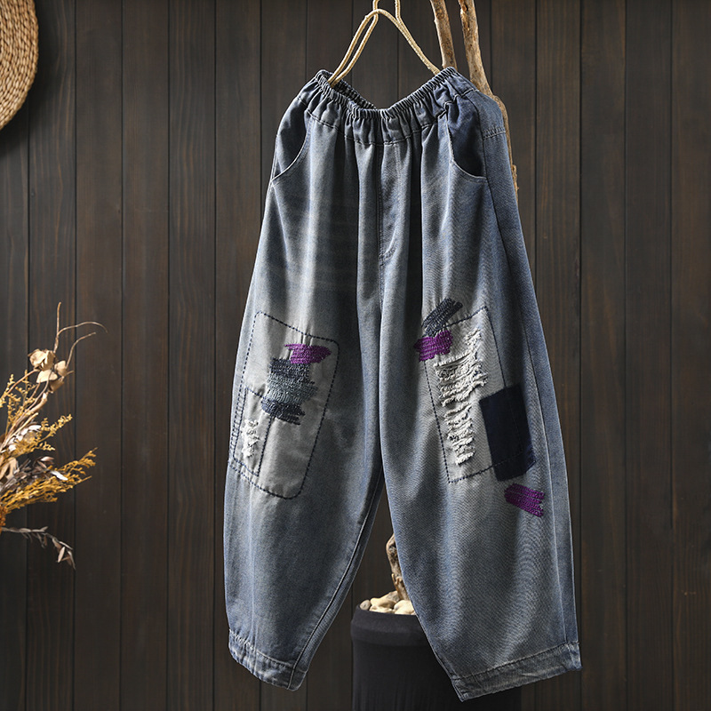 ファッションの流行の刺繍の糸は穴を割って9分のジーパンの女性がゆったりしていてやせています。|undefined