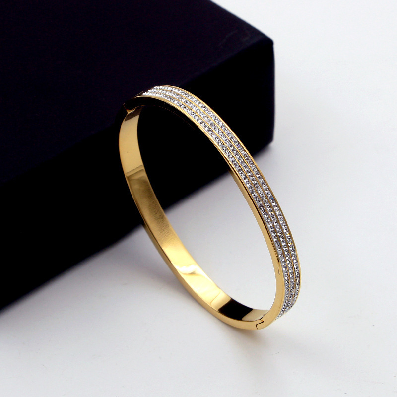 Nueva joyería de Yunyao: pulsera sencilla con diamantes para mujer, pulsera de lujo abierta de titanio y acero con tres filas de diamantes en oro rosa, venta al por mayor. image 1