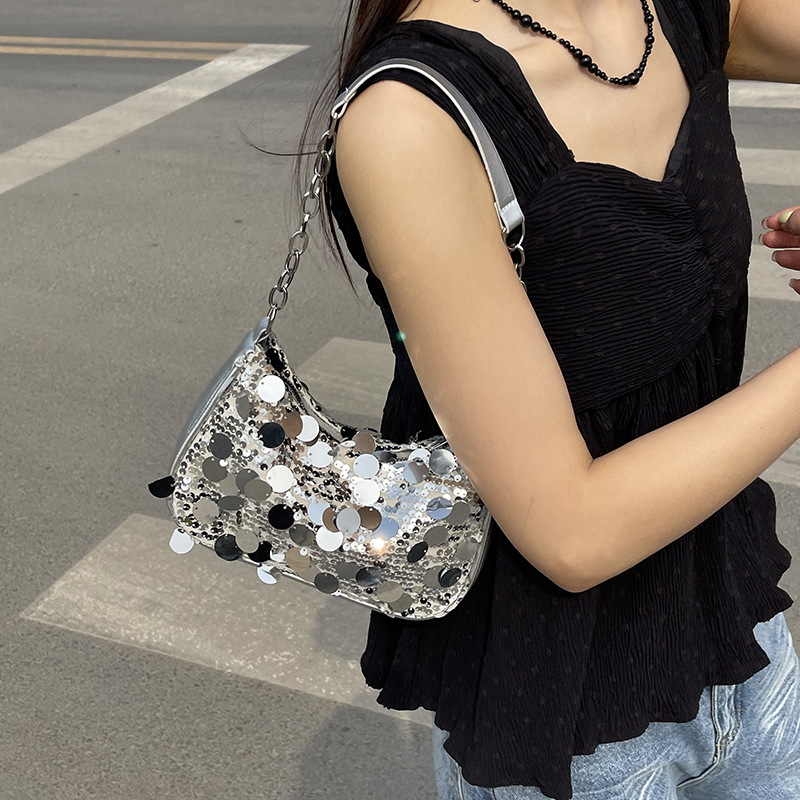 Bolsa de hombro de personalidad en línea de sequillas para mujeres 2024 primavera y verano nueva cadena bolsa de brazo de este año bolsas de bolsas populares para mujeres