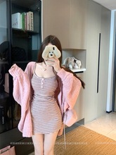 纯欲粉色条纹吊带连衣裙女秋冬性感辣妹裙子收腰紧身显瘦包臀短裙