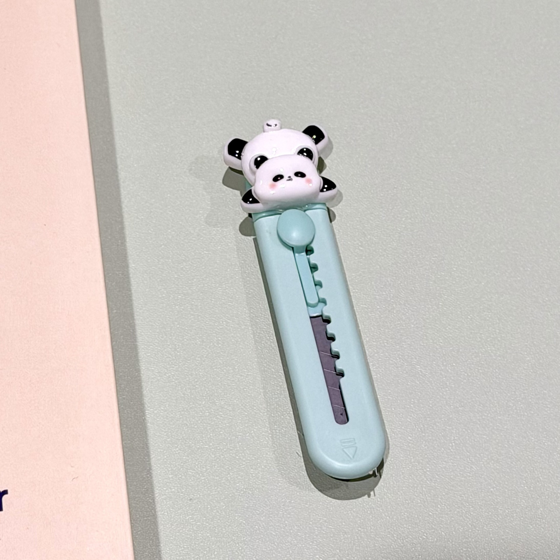 Cuchillo de arte de resina panda adorable estudiante pequeño mini cuchillo de papel pintado desmontar cuchillo de entrega rápida cuchillo de apertura al por mayor