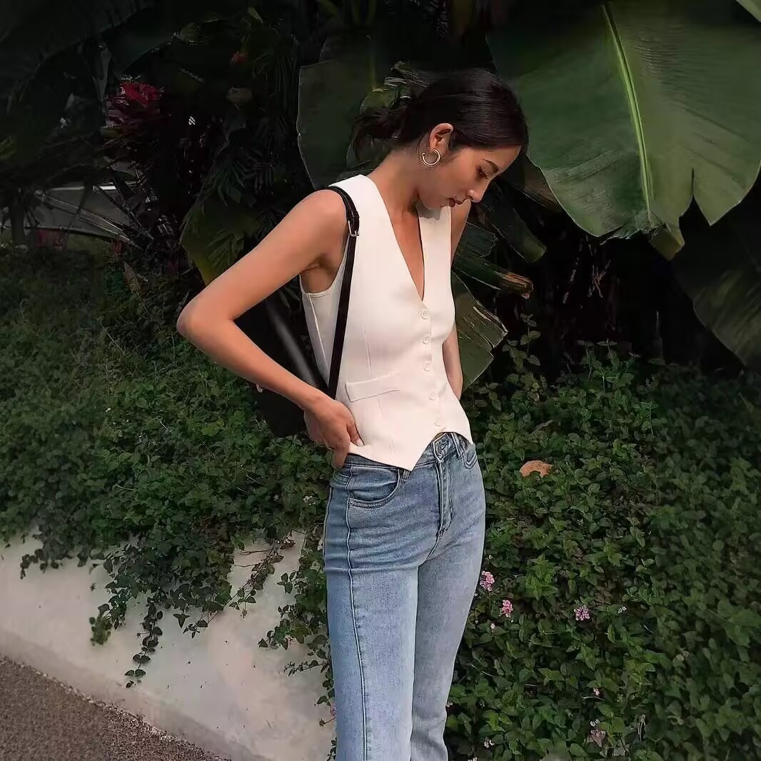 V Neck Black Suit Vest Women's 2025 Spring and Summer Retro Layered Sleeveless Waist Cardigan Top