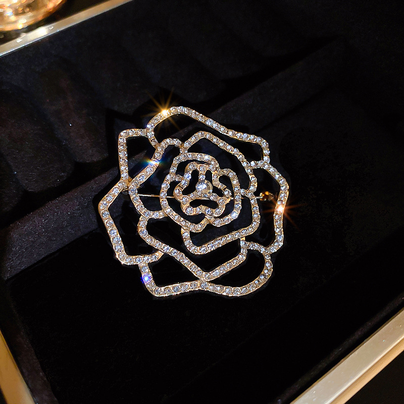 Dulce luz estilo de lujo diamante incrustado hueco flor broche nicho francés de alto grado temperamento suéter pin ramillete para las mujeres