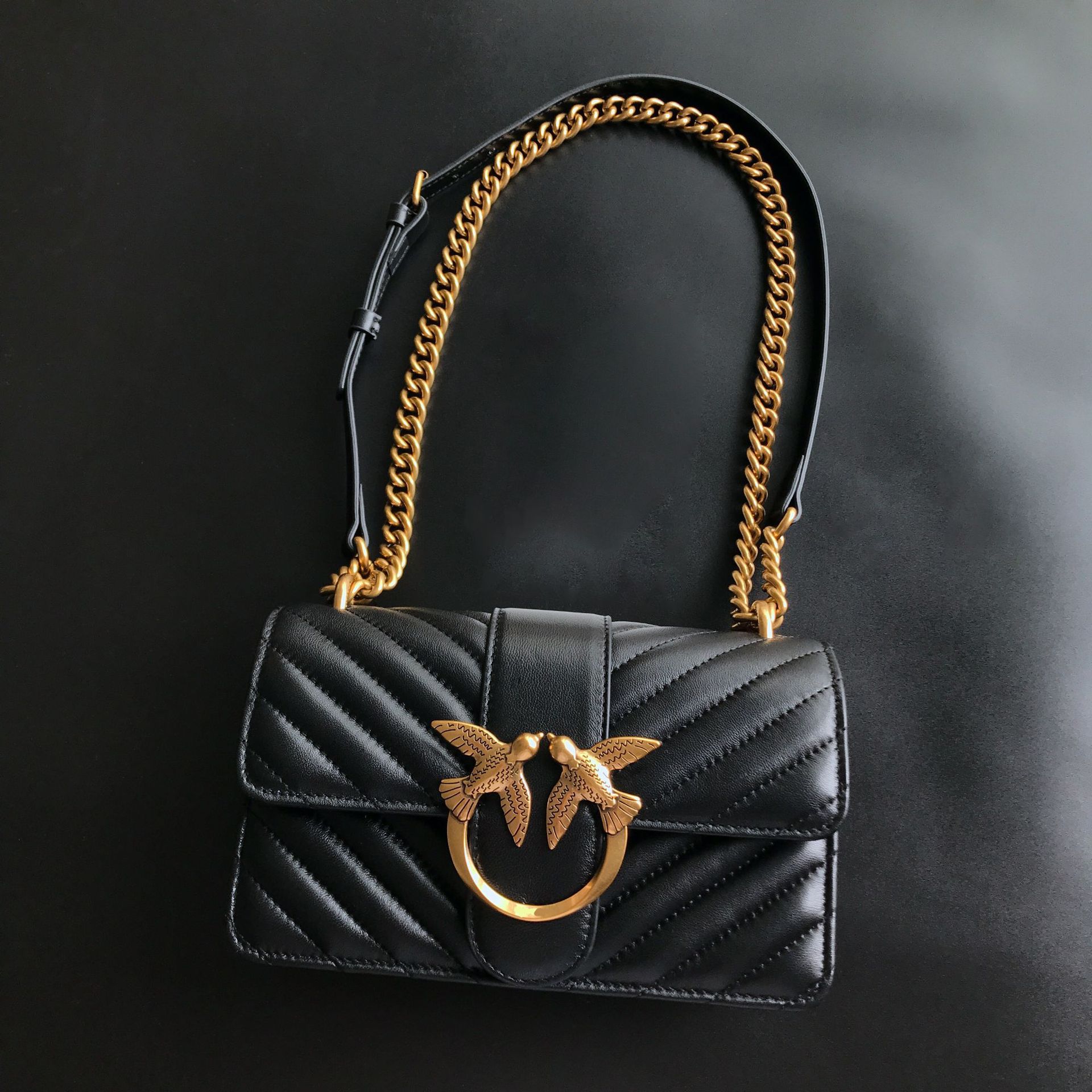 2023 nuevo pinko de alta calidad mismo estilo V-patrón de piel de oveja hombro de las axilas de las mujeres bolsa de sarga de la cadena de pelo generación