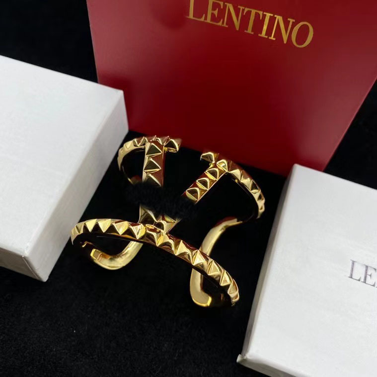 European and American fashion Joker V-shaped female adjustable open bracelet 22 years new Huamu Tianjia brass bracelet