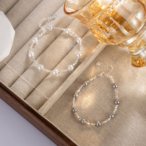 Delicate silver and few pieces of pearls interlaced with starry designs, minimalist and eye-catching, small-group design, simple and versatile, stackable, perfect for pairing.