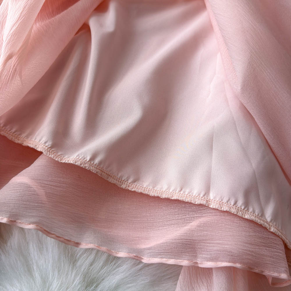 Camicetta elegante da donna con maniche a puff e dettagli floreali_voghion.com