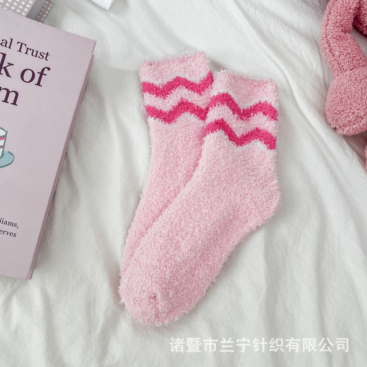 Calcetines de lana de coral sin pérdida de cabello Calcetines de piso de nicho rosa transfronterizo Calcetines de media lana de otoño e invierno para mujer Dormir en casa