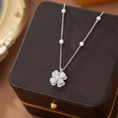 回転四葉の花のペンダントのネックレスの女子学生の軽くて豪華な大衆の設計の項の高級な鎖の骨のチェーンの誕生日の贈り物