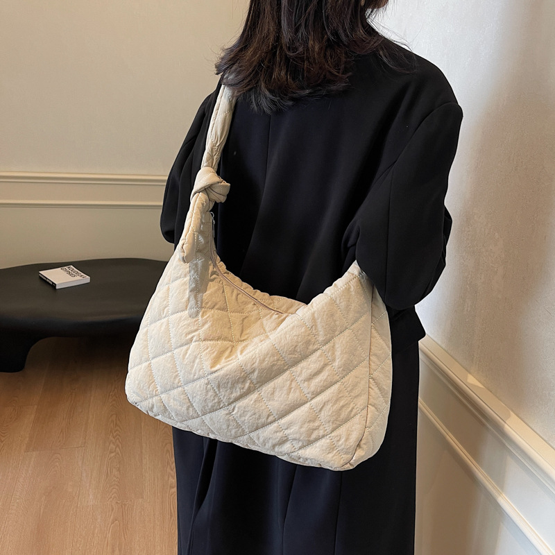 Nueva bolsa de mensajero de un solo hombro de nicho de Corea del Sur, bolsa de plumas, bolsa de lomo de gran capacidad, bolsa de tela suave ligera y resistente al agua