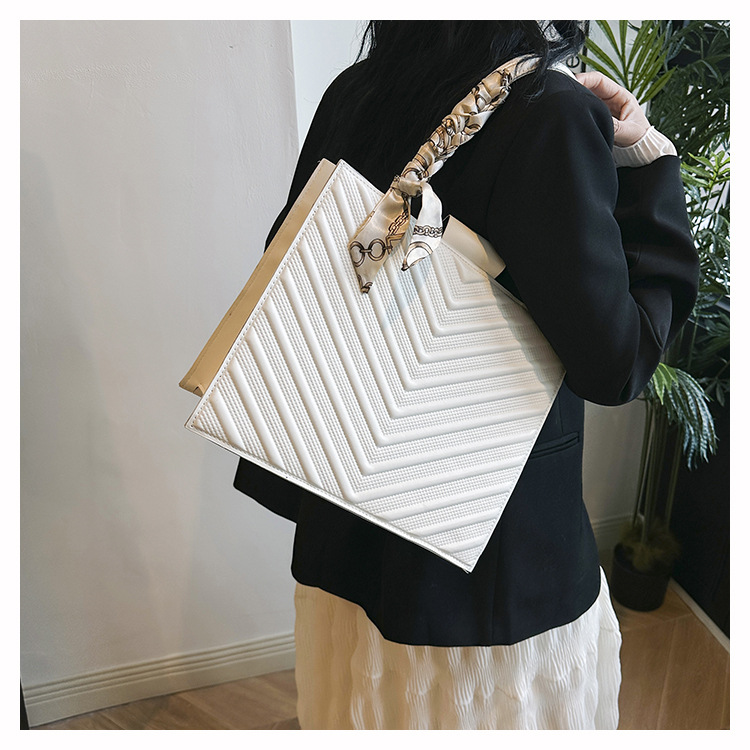 Impression Diamantmuster Seidenschal Textur Tote 2024 neuer Modetrend einfarbig lässige Umhängetasche_voghion.com