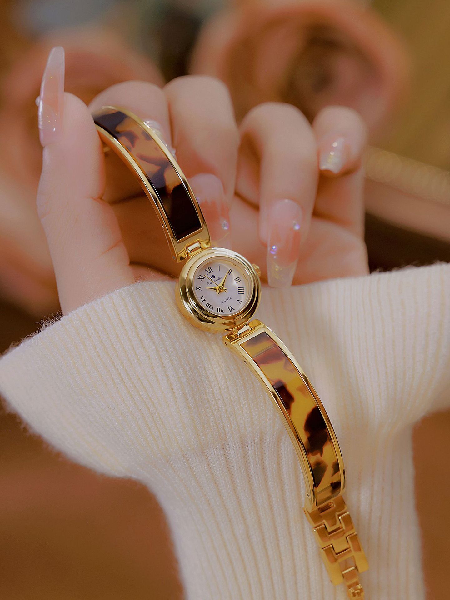 Simple Style Classic Style Solid Color Jewelry Buckle Quartz Watch Women's Watches display picture 4