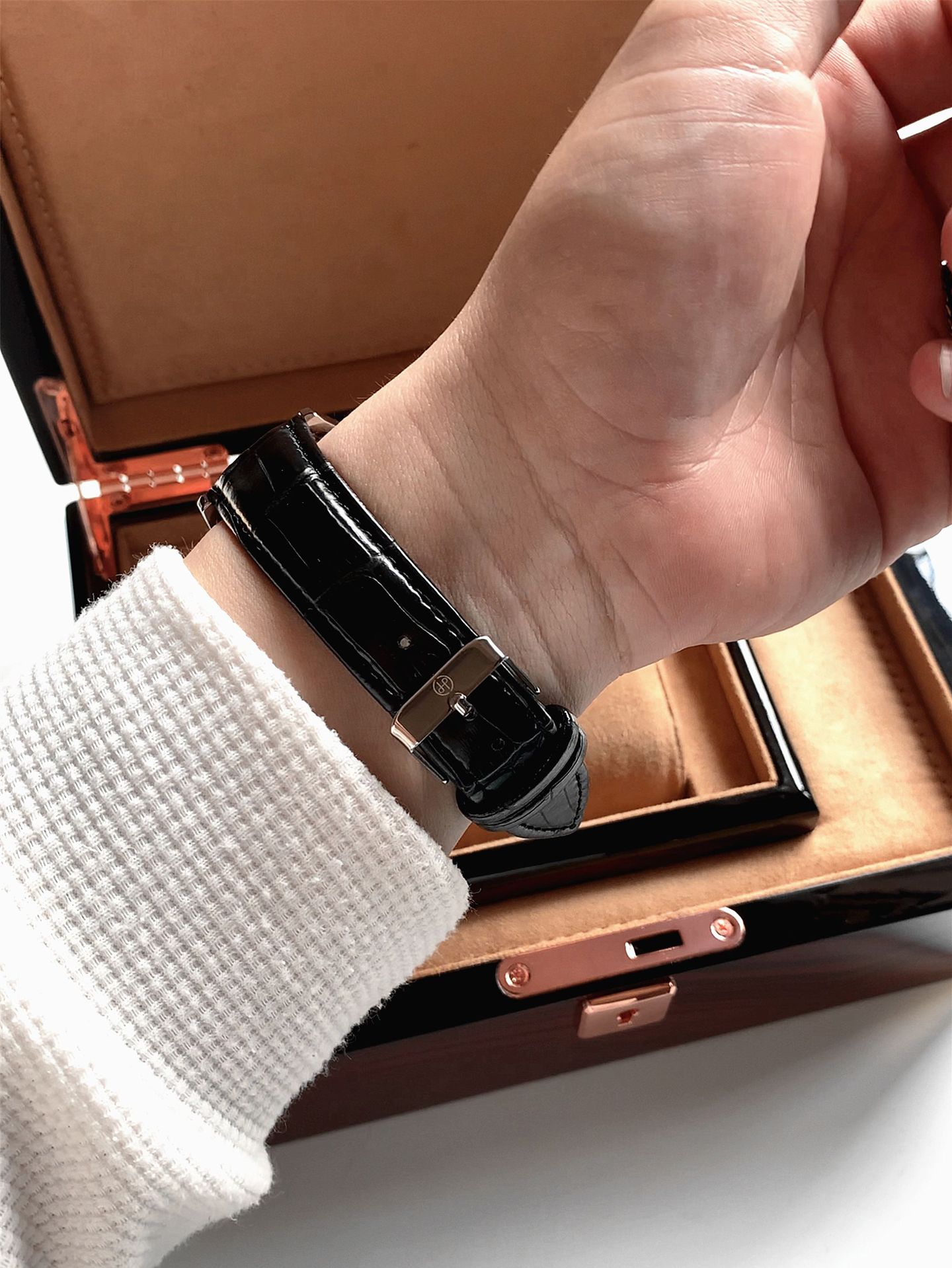 Douyin live broadcast popular men's high-quality stainless steel watches with good looks and cross-border e-commerce hosting and wholesale delivery_voghion.com