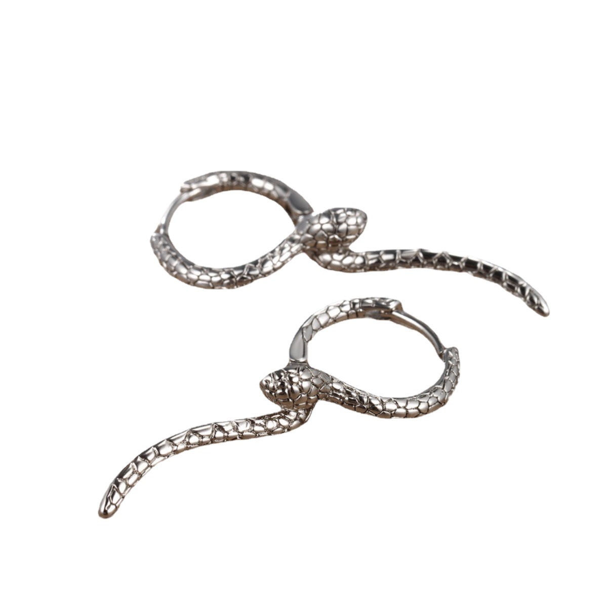 Xuping joyería europea y americana retro personalizada serpiente Cruz que rodea flexible en forma de serpiente pendientes de moda temperamento frío