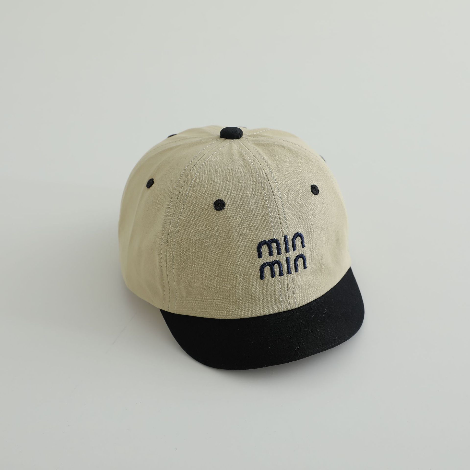 Sombrero de pato para bebés bordado letras de borde corto estilo extranjero sombrero para niños primavera y otoño sombrero de béisbol marea de verano