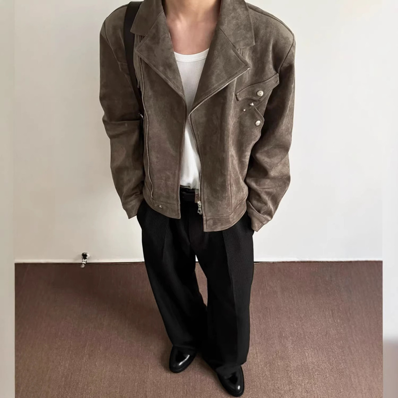 Retro-Style Studded Diagonal Zipper Suit Collar Jacket for Men, Spring and Autumn American-Style Short Deconstructed Design Loose-Fit Outerwear Retro-Style Studded Diagonal Zipper Suit Collar Jacket for Men, Spring and Autumn American-Style Short Deconstructed Design Loose-Fit Outerwear