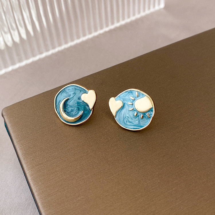 Sun, Star, Moon Pattern 1 Pair Casual Simple Style Sun Star Moon Asymmetrical Enamel Plating Alloy Ear Cuffs Ear Studs