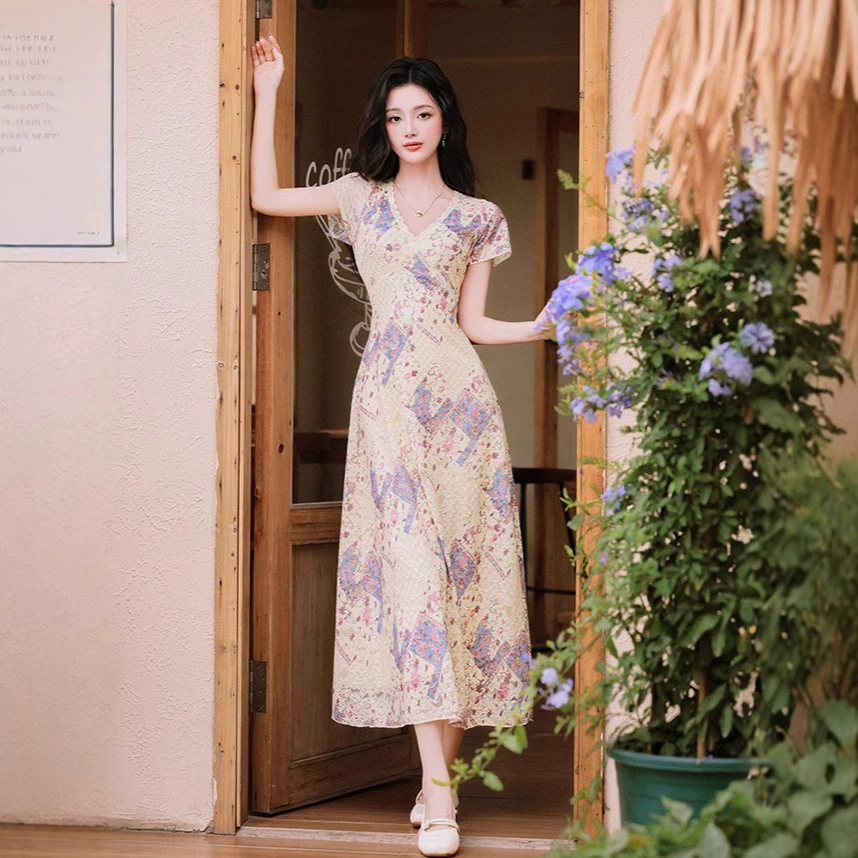 Летнее платье 2025 года в китайском стиле, элегантное, облегающее, с V-образным вырезом, короткими рукавами и длинной юбкой с принтом.