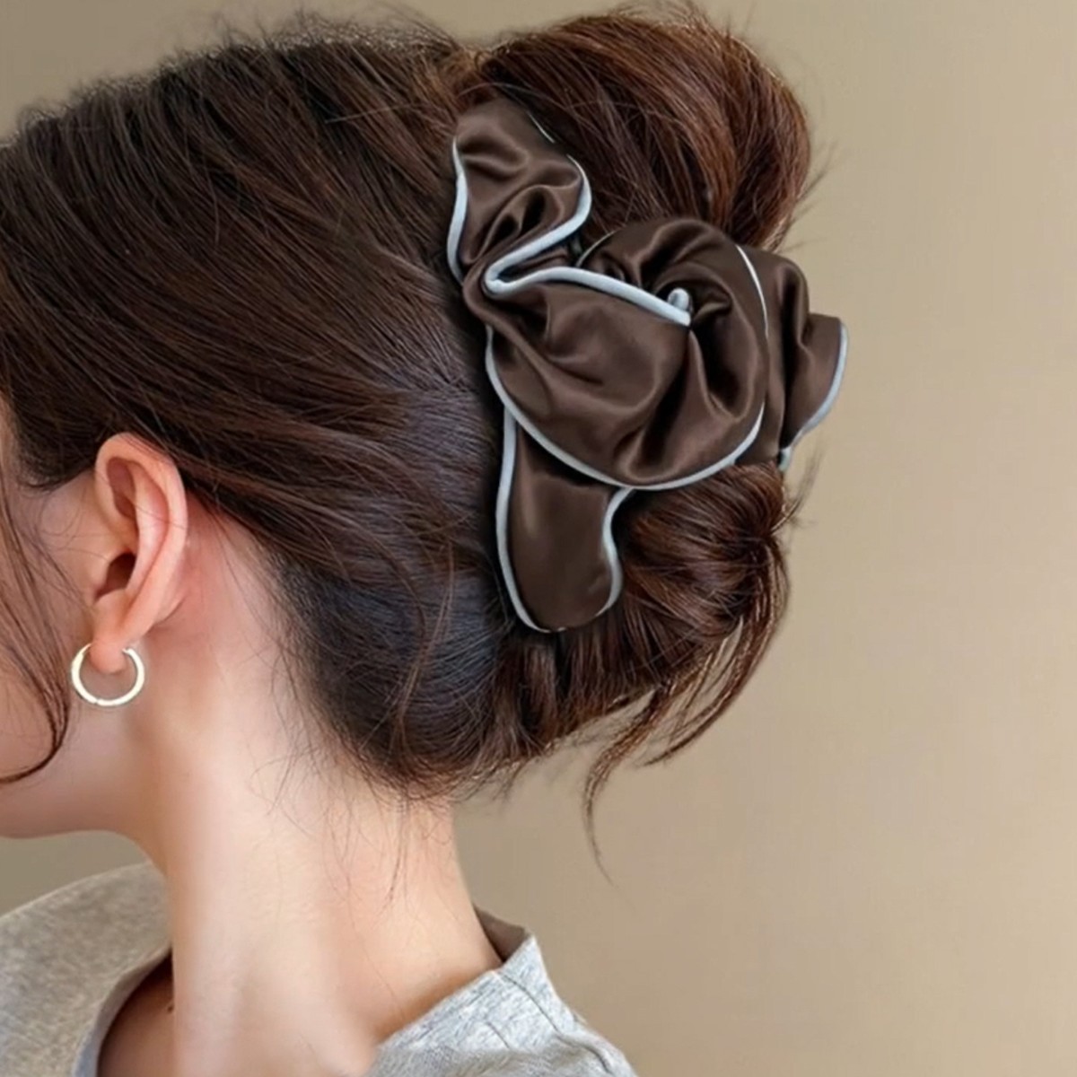 French-Style Vintage Pleated Edge Coffee-Colored Hair Clip with a High-End Feel, Simple and Versatile Fashionable Shark Hairpin Accessory