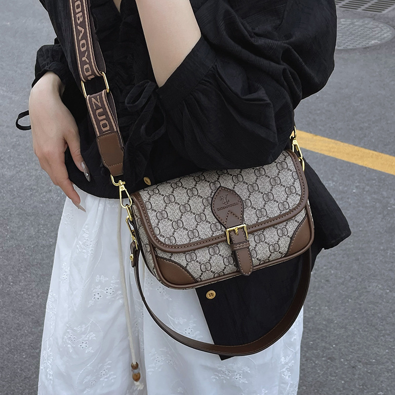 Bolso de textura transfronteriza 2025 verano nuevo bolso femenino retro color contraste bolso de hombro letra ancho bandolera