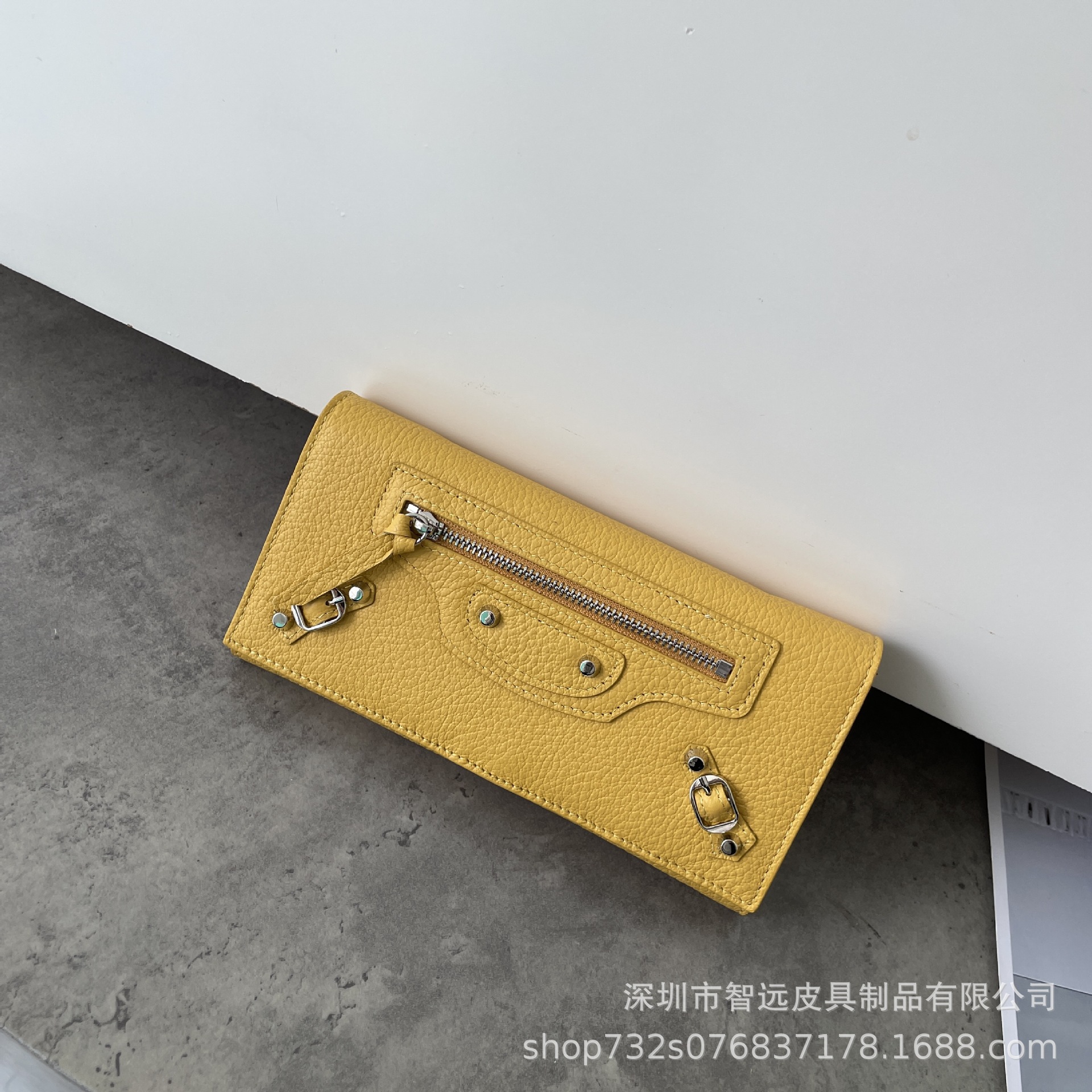 체인이 달린 노란색