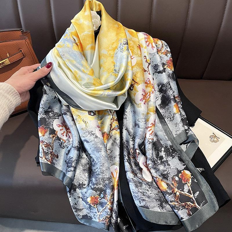 Nuevas letras europeas impresas en piedras preciosas amarillas imitación de seda seda brocado al aire libre con una toalla de playa bufandas de seda para mujeres