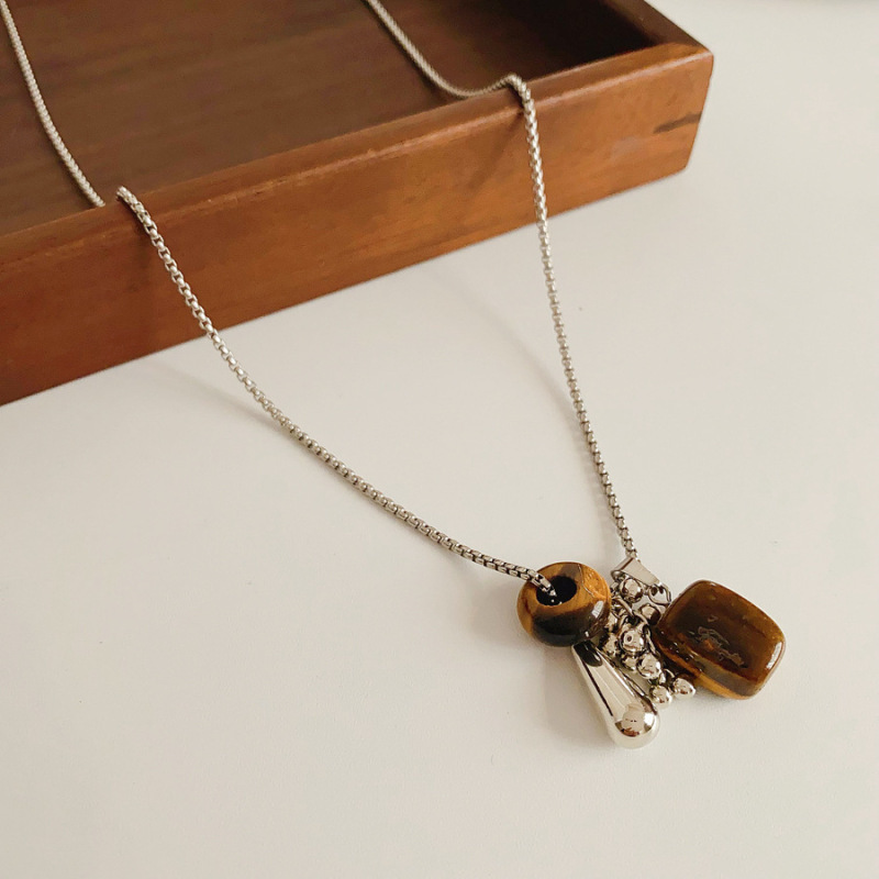 Collar colgante de cadena de uva de piedra de acero de titanio, cadena de clavícula de todo fósforo simple y de moda, cadena de suéter de sentido avanzado de nicho