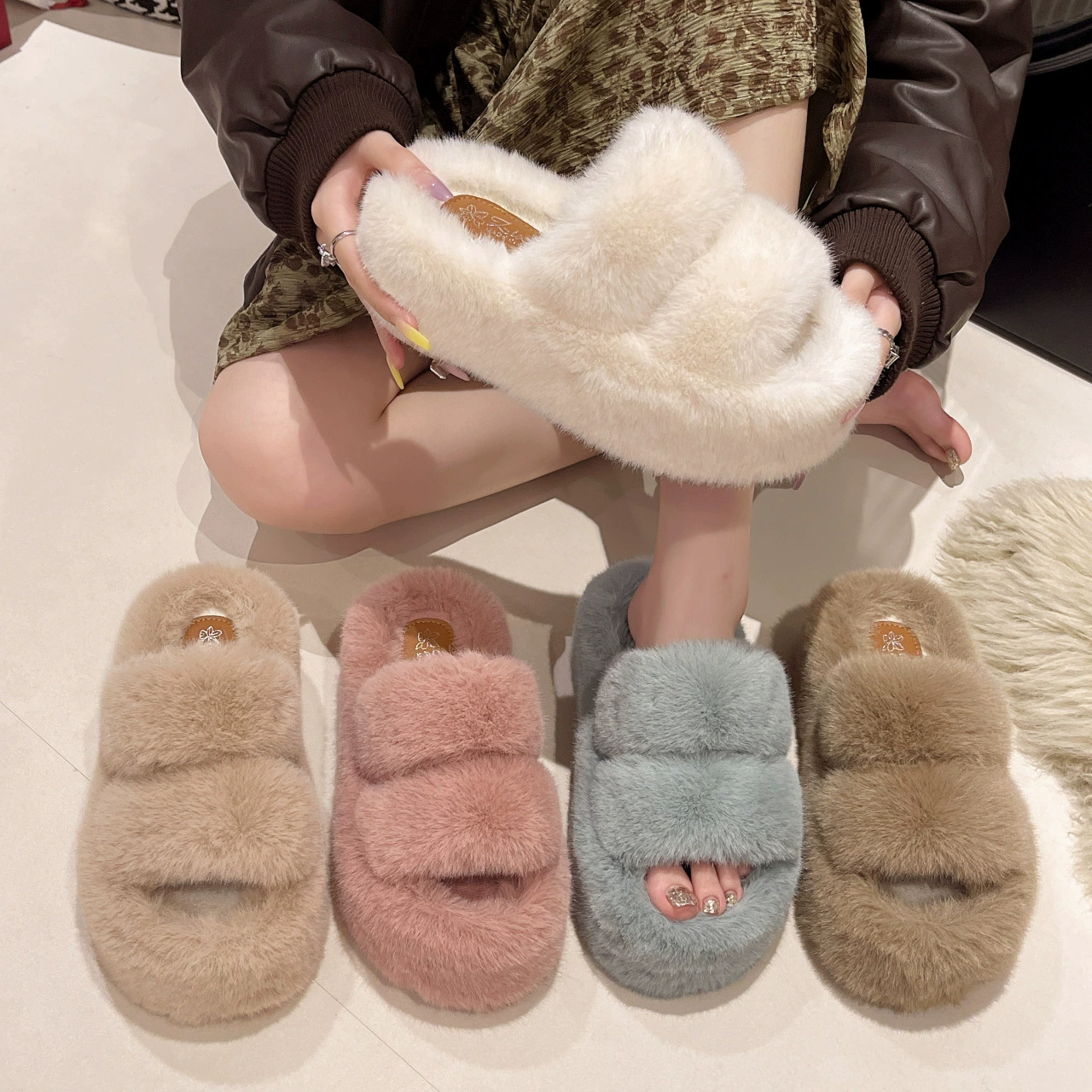 Размер 34–42. Белые однотонные меховые тапочки на толстой подошве интернет-знаменитостей для женской летней верхней одежды. Новые универсальные хлопковые тапочки 2024 года.