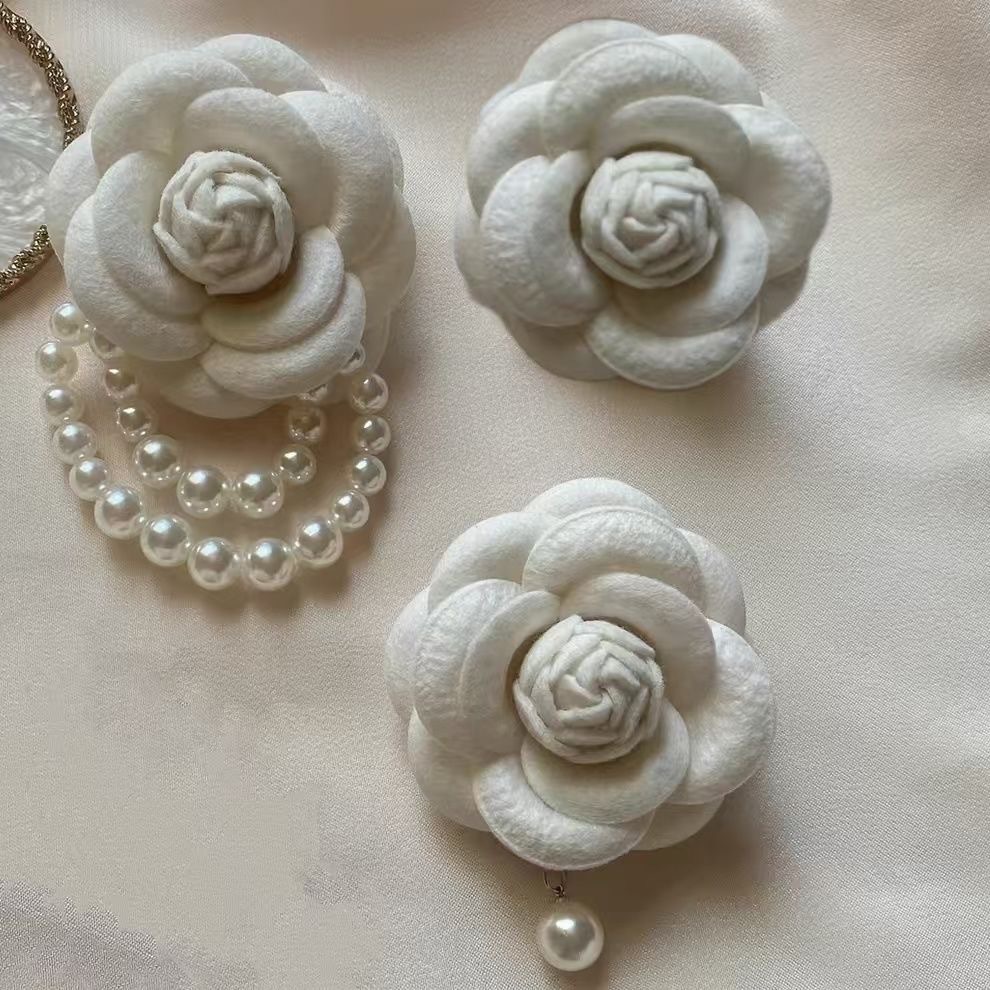 Broche camélia de pérolas estilo francês feita à mão_voghion.com